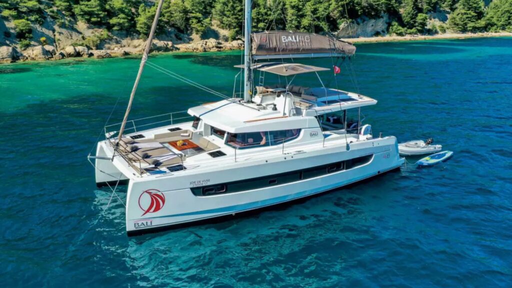 Catamaran en el mar