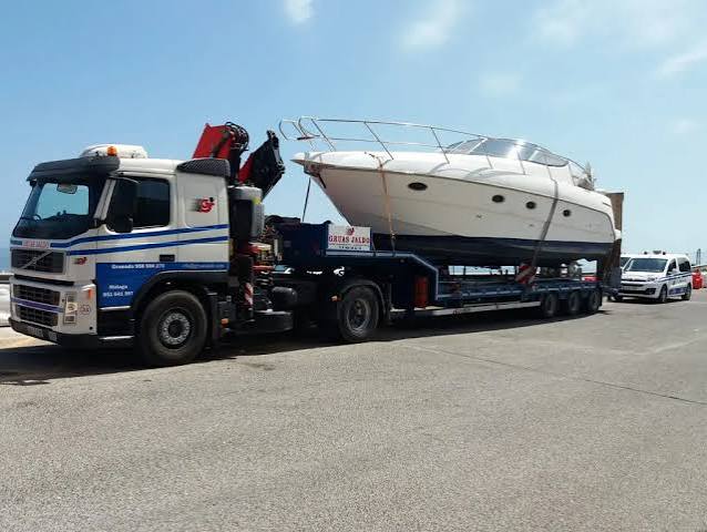 Transporte de una embarcación por carretera en camión